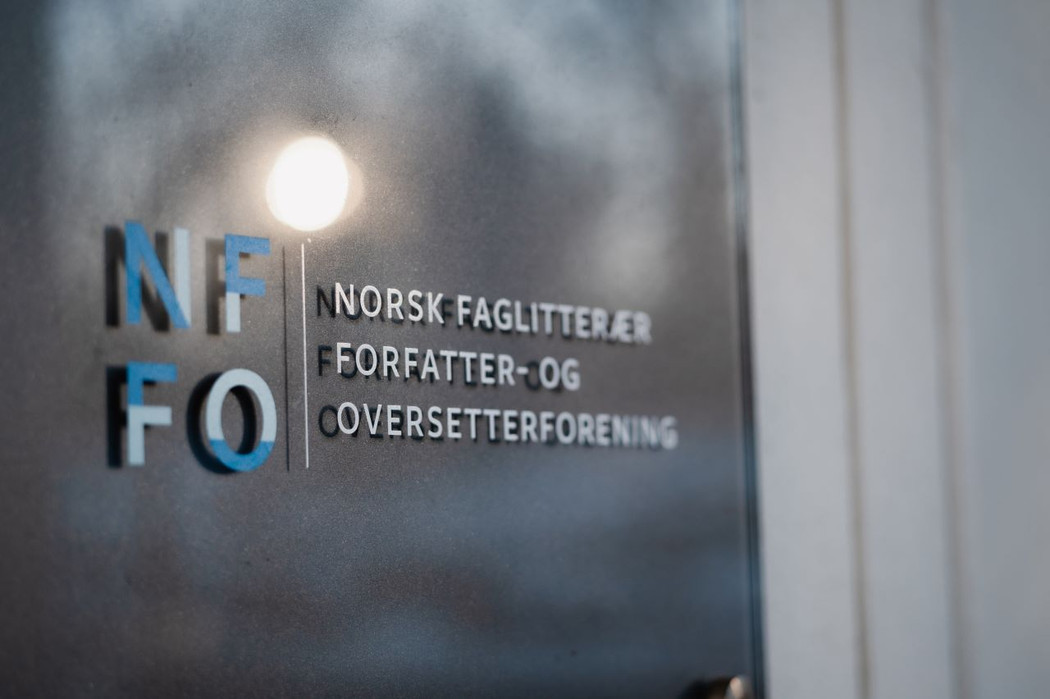 Skilt med logoen til Norsk faglitterær forfatter- og oversetterforening