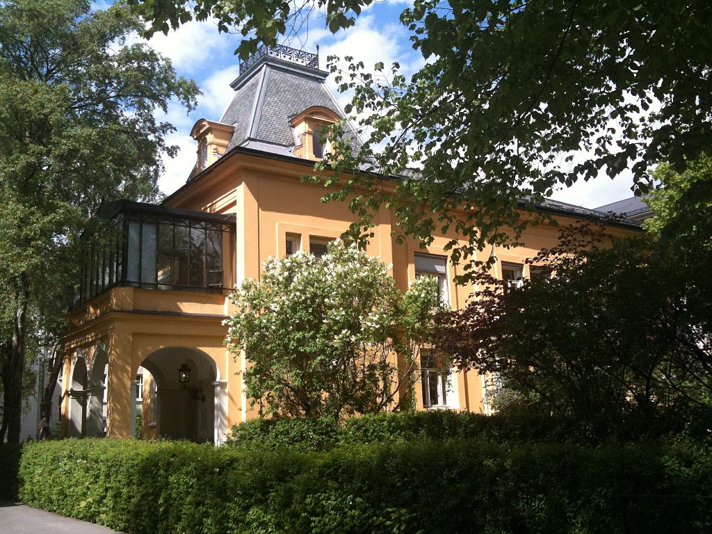 Fasaden til Uranienborgveien 2 med hagen i forgrunnen