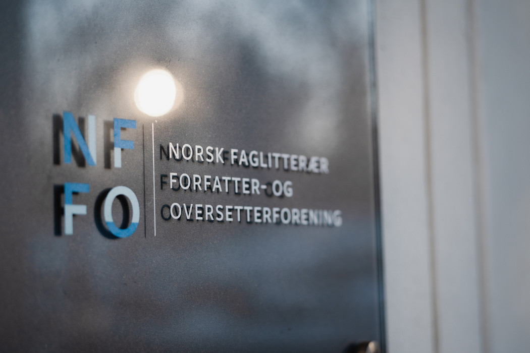 Skilt med NFFOs logo og fulle navnetrekk: Norsk faglitterær forfatter- og oversetterforening